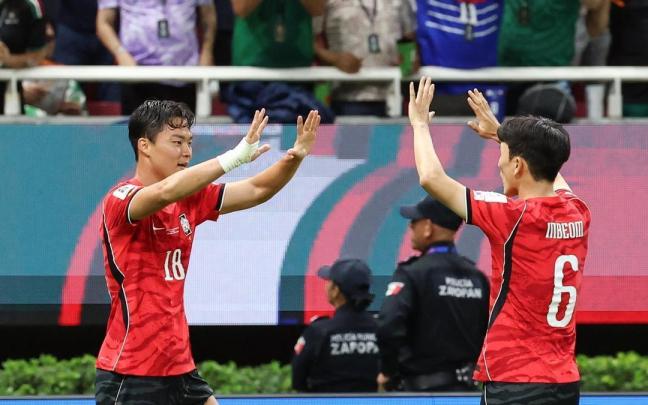 Jugadores de Corea del Sur celebran uno de los goles.