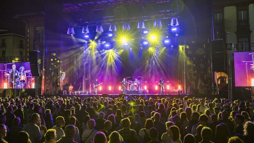 El concierto de Seguridad Social abarrotó de gente la plaza Untzaga.
