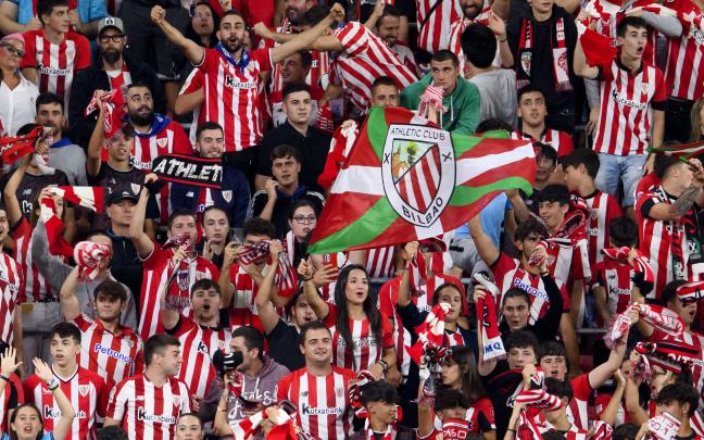 La afición del Athletic festeja el triunfo en las gradas / Athletic Club La afición del Athletic festeja el triunfo en las gradas / Athletic Club
