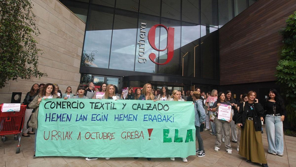 Concentración de las trabajadoras del comercio del textil y calzado en Donostia / Rubén Plaza