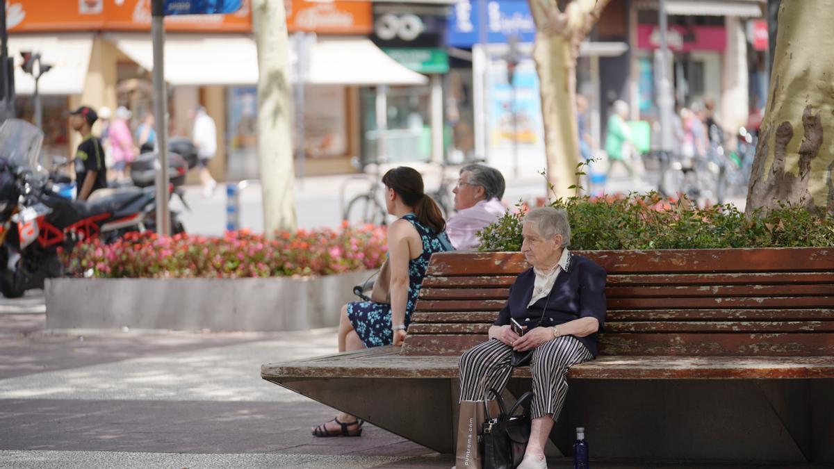 Varias mujeres descansan en un banco.