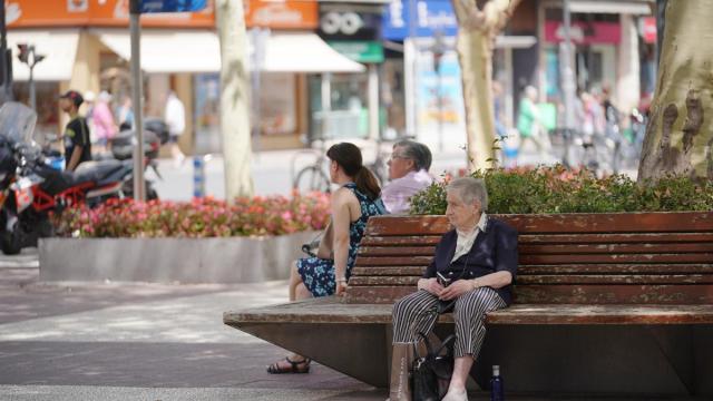 Varias mujeres descansan en un banco.