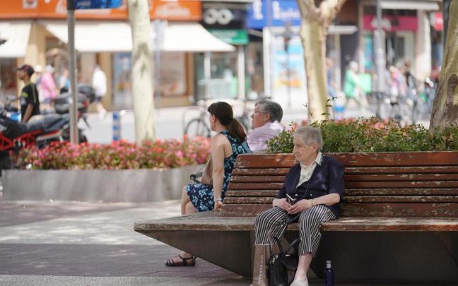Varias mujeres descansan en un banco.