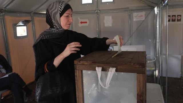 Un mujer palestina vota en en Deir al Balah, en la Franja de Gaza