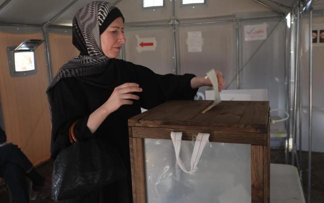 Un mujer palestina vota en en Deir al Balah, en la Franja de Gaza