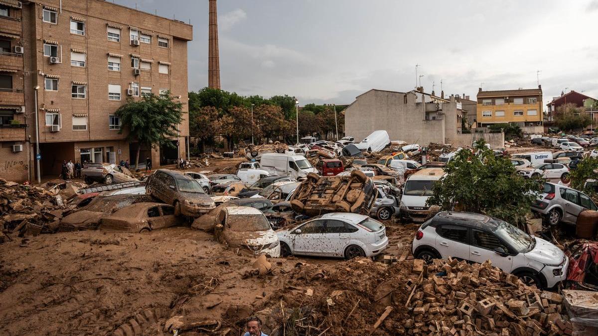 Coches amontonados por la DANA en Paiporta, Valencia.