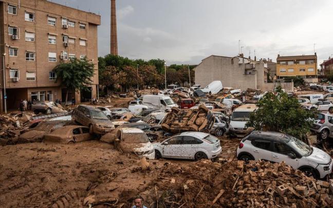 Coches amontonados por la DANA en Paiporta, Valencia.