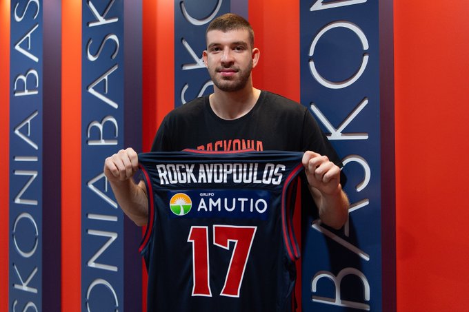 Rogkavopoulos, posando con su nueva camiseta. IMAGEN: Twitter Baskonia