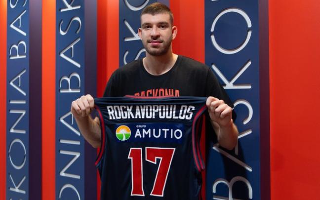 Rogkavopoulos, posando con su nueva camiseta. IMAGEN: Twitter Baskonia Rogkavopoulos, posando con su nueva camiseta. IMAGEN: Twitter Baskonia