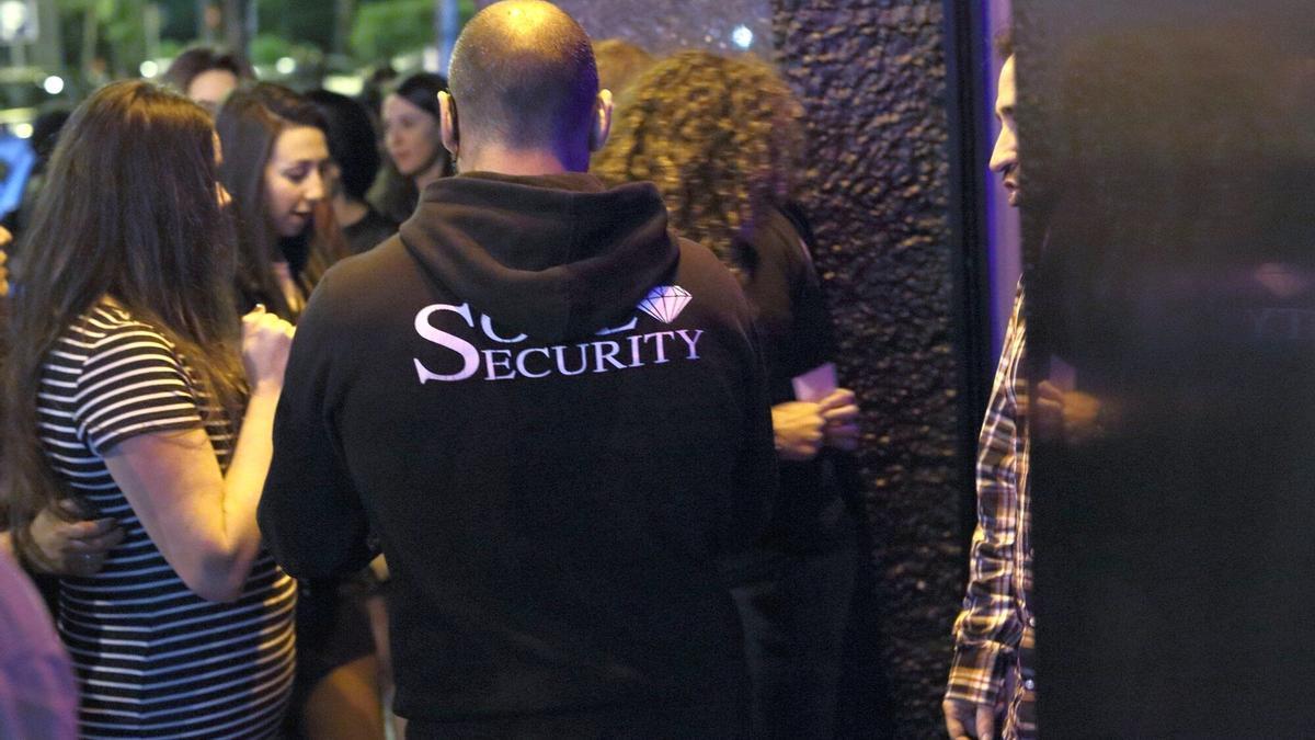 Un portero vigila la entrada en una discoteca bilbaina.
