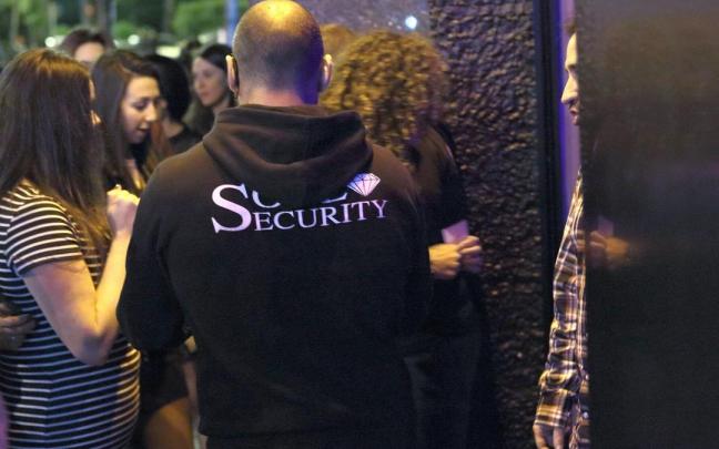 Un portero vigila la entrada en una discoteca bilbaina. Un portero vigila la entrada en una discoteca bilbaina.