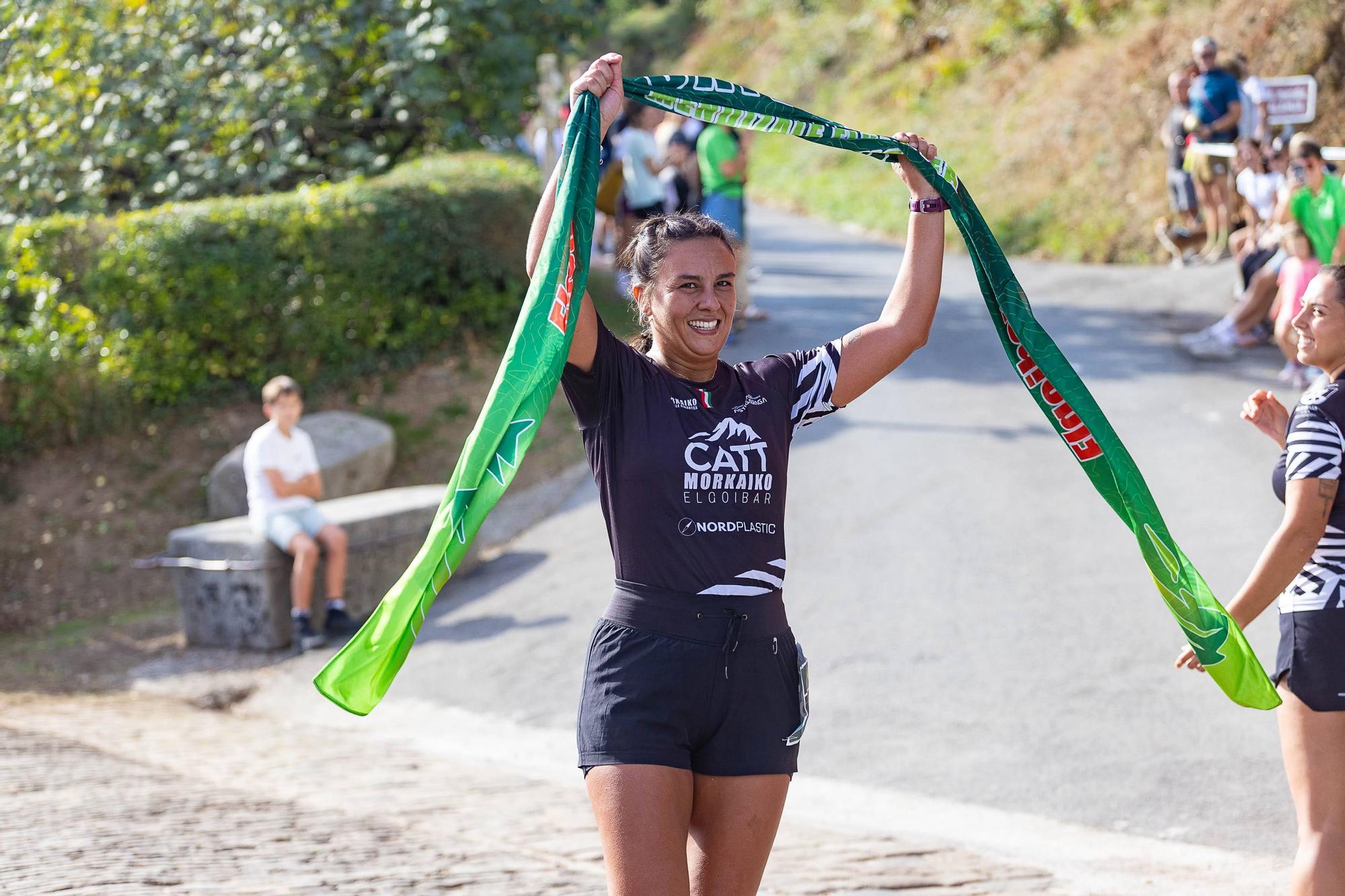 Paula Pereira cruza la meta como ganadora del II Trail de San Miguel en la categorias femenina.