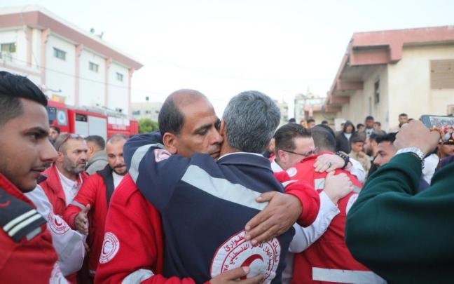 La Media Luna Roja Palestina ha elevado a 15 el número de cadáveres de cooperantes recuperados de una fosa común en el sur de la Franja de Gaza.