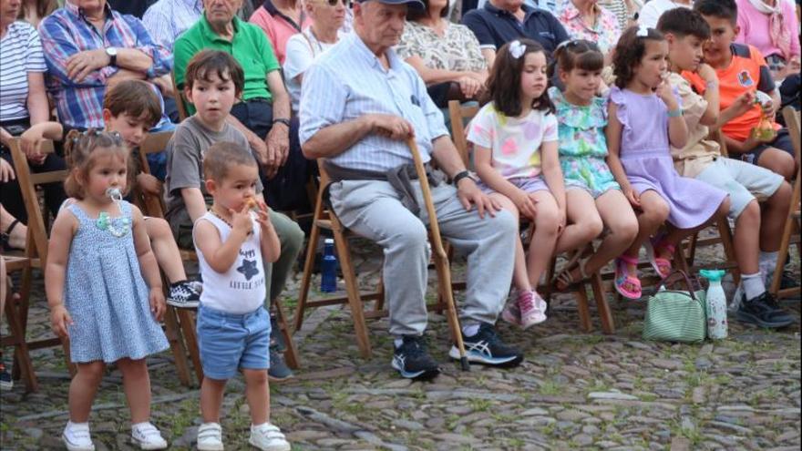 El concierto reunió a vecinos de todas las edades.