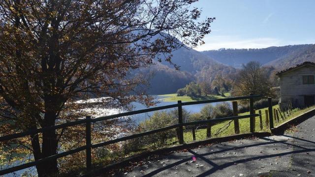 El embalse de Leurtza ofrece diversas actividades al aire libre.