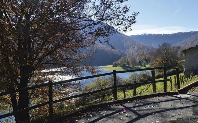 El embalse de Leurtza ofrece diversas actividades al aire libre.