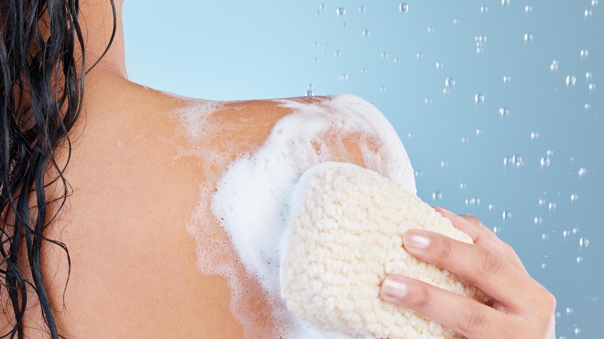Mujer usando un jabón en la ducha