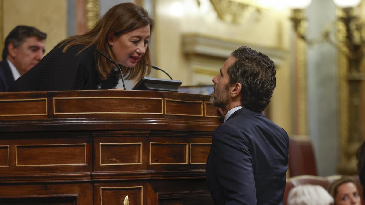 La presidenta del Congreso, Francina Armengol, junto al portavoz del PP, Borja Sémper, durante le primer pleno en el que se pudieron utilizar las lenguas cooficiales.