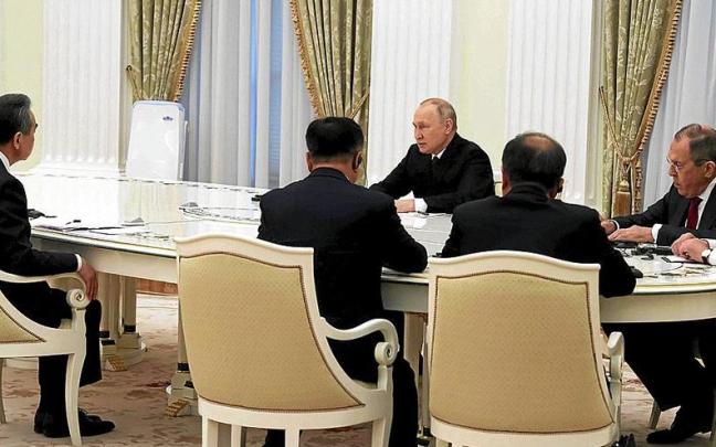 Las delegaciones de Rusia y China se reunieron ayer en Moscú con Vladímir Putin y Wang Yi a la cabeza.