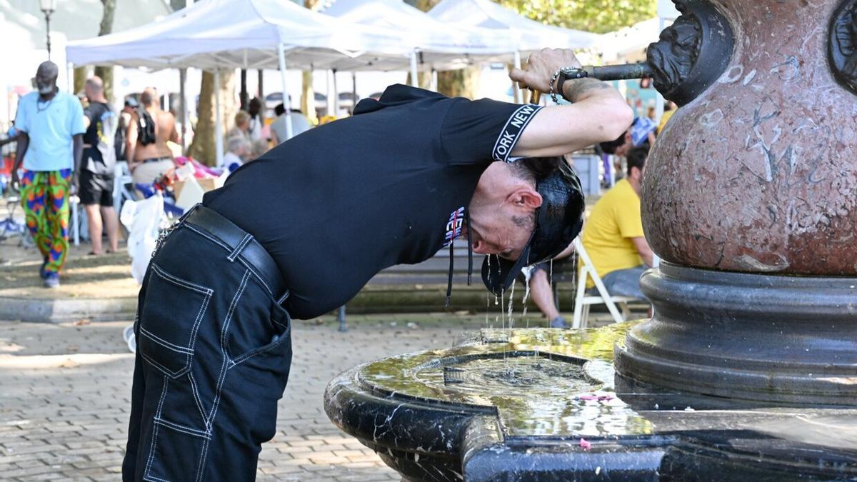 Un hombre se refresca en una fuente de Bilbao por las altas temperaturas