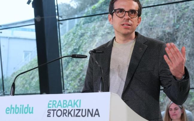 El candidato de EH Bildu a lehendakari, Pello Otxandiano, interviene durante un acto político de EH Bildu.