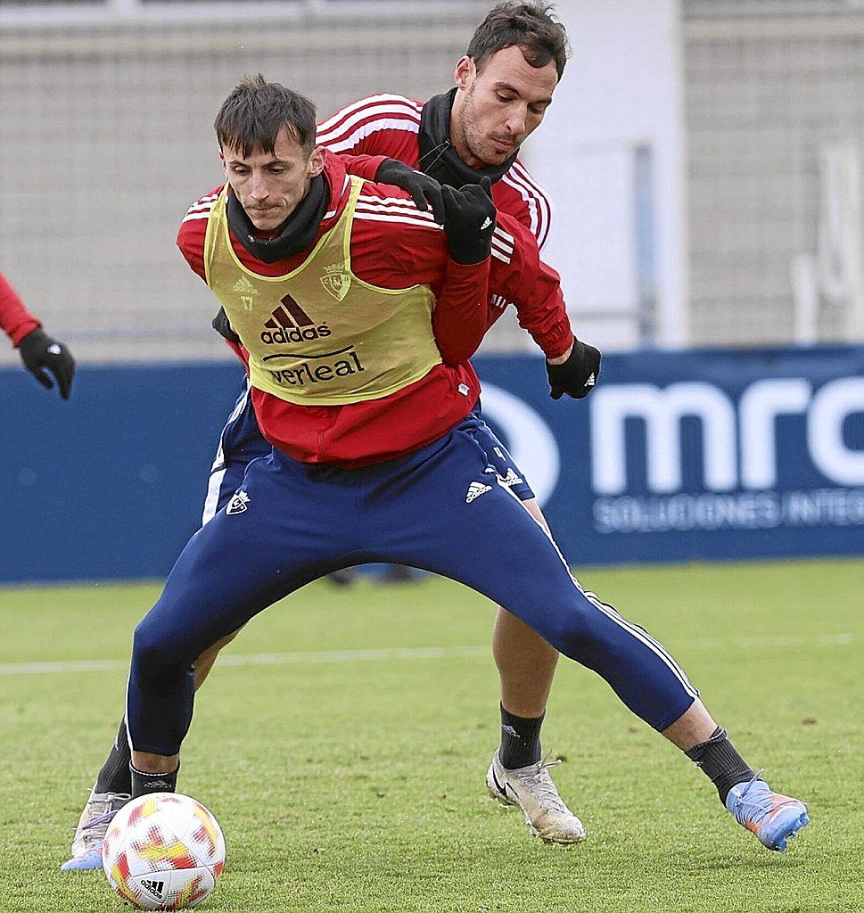 Budimir se protege del acoso de Unai García durante el entrenamiento de ayer en Tajonar.