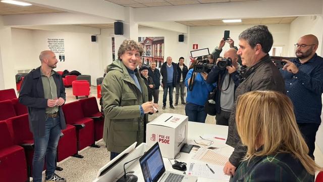 El secretario general del PSE-EE, Eneko Andueza, vota en la consulta a la militancia en Eibar.
