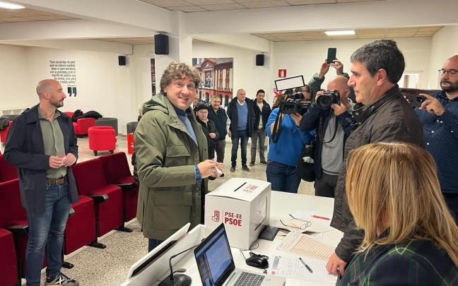 El secretario general del PSE-EE, Eneko Andueza, vota en la consulta a la militancia en Eibar. El secretario general del PSE-EE, Eneko Andueza, vota en la consulta a la militancia en Eibar.