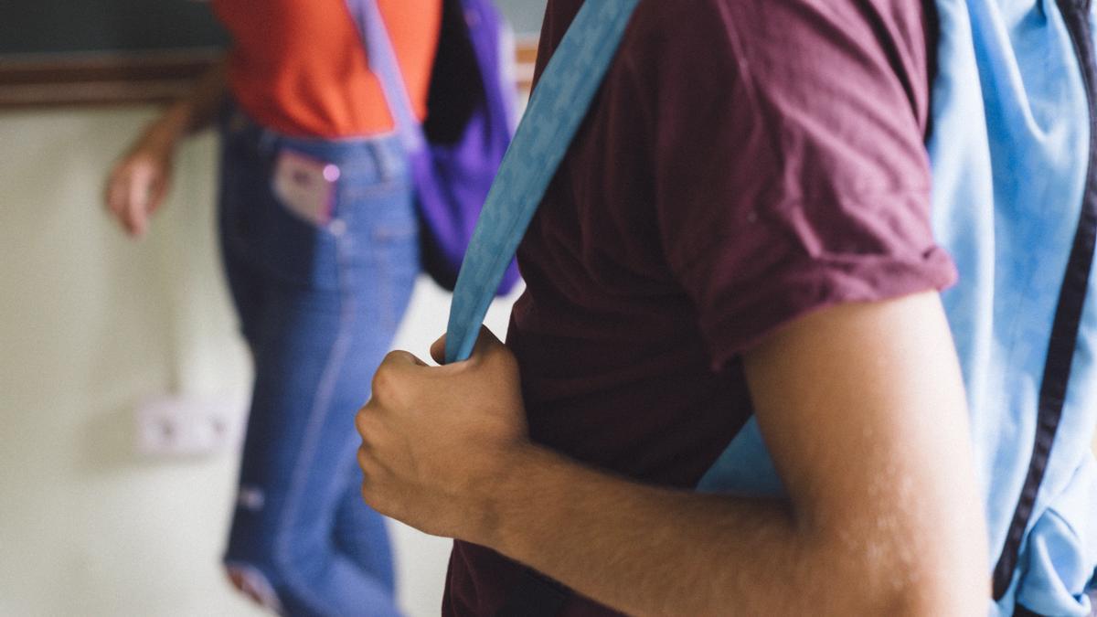 Estudiantes acuden al colegio con mochilas.