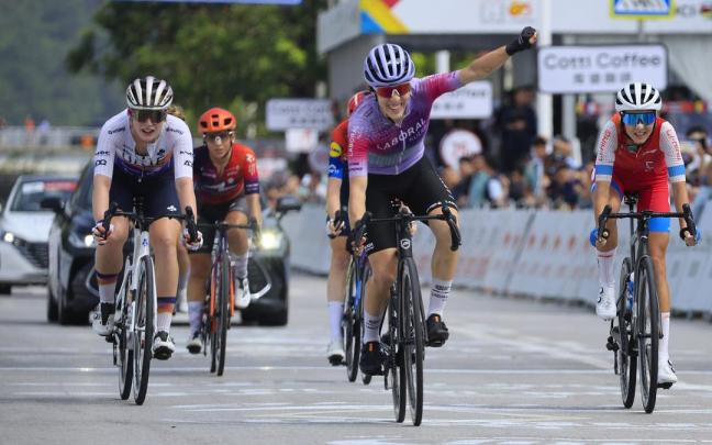 Ostolaza celebra el podio en China.