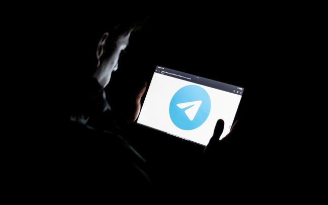 Joven usando Telegram.