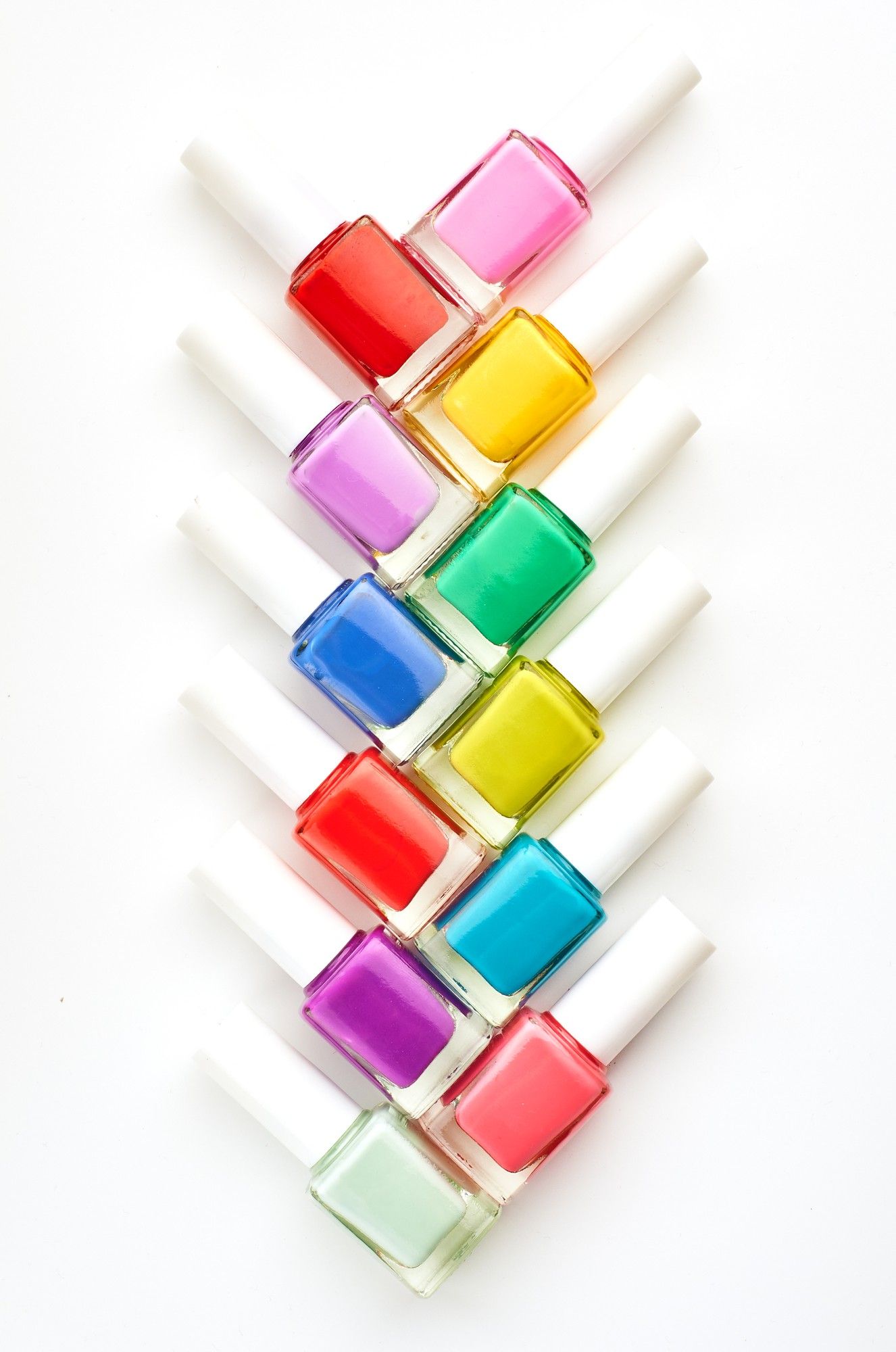 Botes de laca de uñas en diferentes tonalidades.