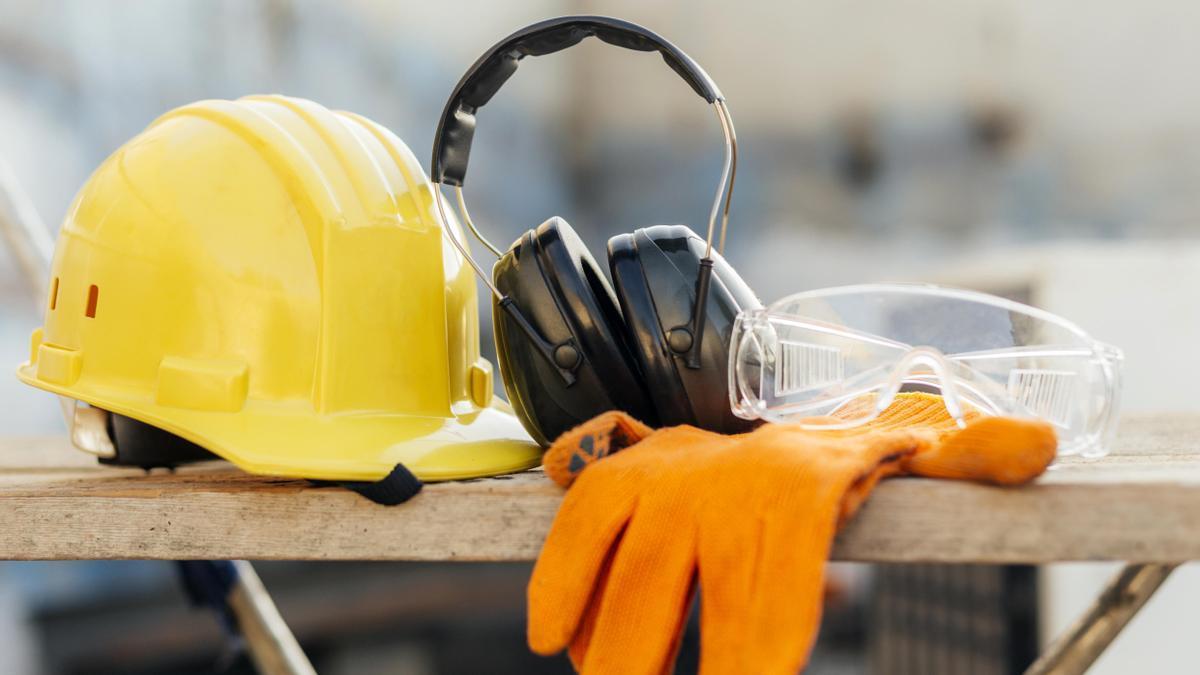 Varios de los instrumentos requeridos para prevenir accidentes en la construcción.