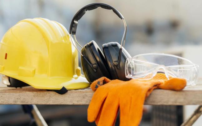 Varios de los instrumentos requeridos para prevenir accidentes en la construcción.