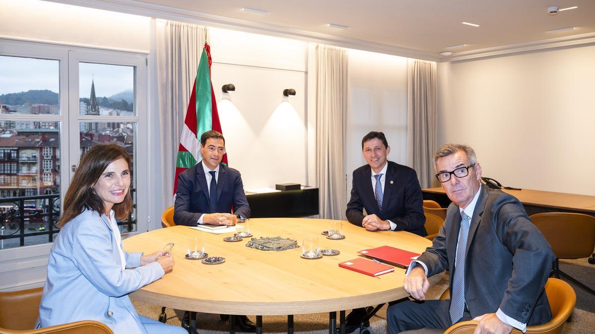 Reunión del lehendakari, Imanol Pradales, y el consejero de Hacienda y Finanzas, Noël d'Anjou, con el presidente de la Comision Nacional del Mercado de Valores (CNMV), Carlos San Basilio, en Bilbao.