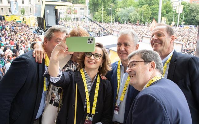 Bingen Zupiria, Joane Somarriba, Elixabete Etxanobe, Iñigo Urkullu, Juan Mari Aburto y Christian Prudhomme se toman un ‘selfie’ antes de la salida de la primera etapa