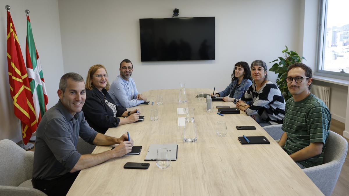Una delegación de EH Bildu encabezada por Arkaitz Rodríguez se ha reunido este martes con las CUP
