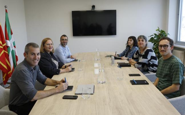 Una delegación de EH Bildu encabezada por Arkaitz Rodríguez se ha reunido este martes con las CUP