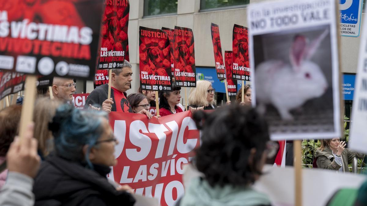 Varias personas durante una concentración por el juicio por el 'caso Vivotecnia' frente al Juzgado de Instancia de Madrid