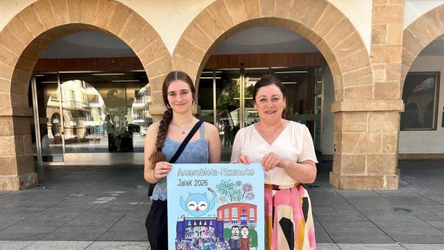 Lua Buron junto a Ainhoa Salterain, alcaldesa del municipio