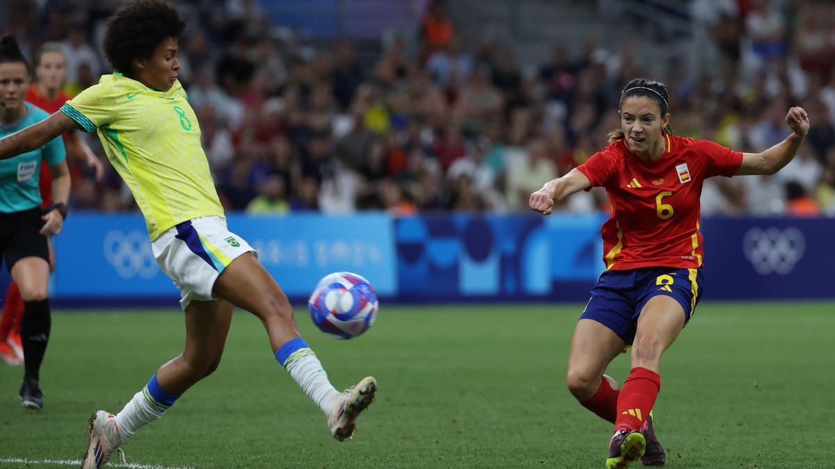 La jugadora de Brasil Vitoria Yaya disputa un balón ante Aitana Bonmatí.