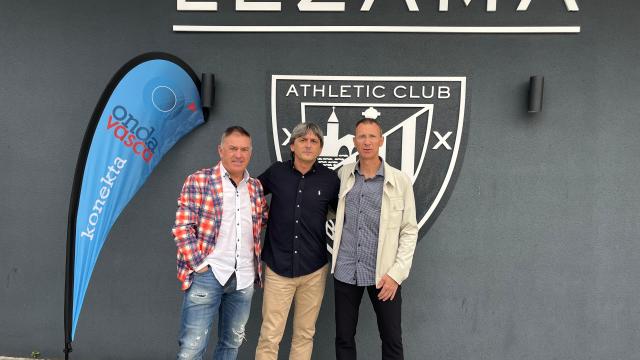 Félix Tainta, José Manuel Monje y Juan Oyaga, hoy en las instalaciones del Athletic en Lezama