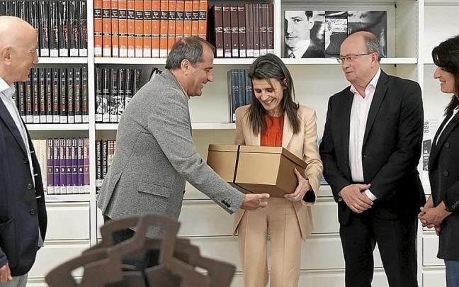 Agus Hernan entrega a Nerea Melgosa la documentación resultante de la trayectoria del Foro Social. | FOTO: IREKIA Agus Hernan entrega a Nerea Melgosa la documentación resultante de la trayectoria del Foro Social. | FOTO: IREKIA
