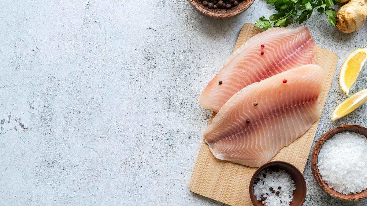 Unos filetes de pescado listos para ser marinados.