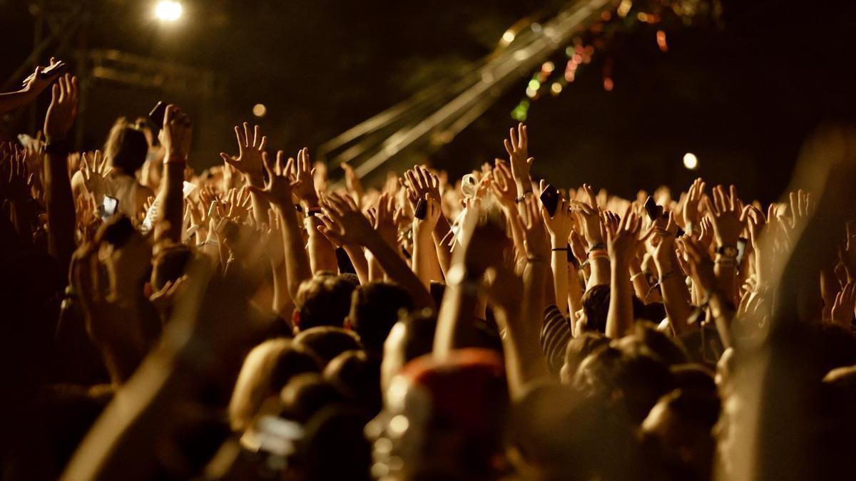 Miles de personas disfrutan de la música en vivo que ofrecen los festivales.
