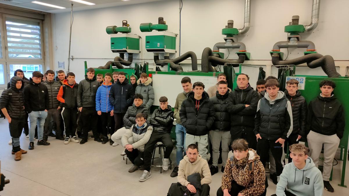 Alumnado del Zaraobe implicado en la adaptación de los bancos públicos