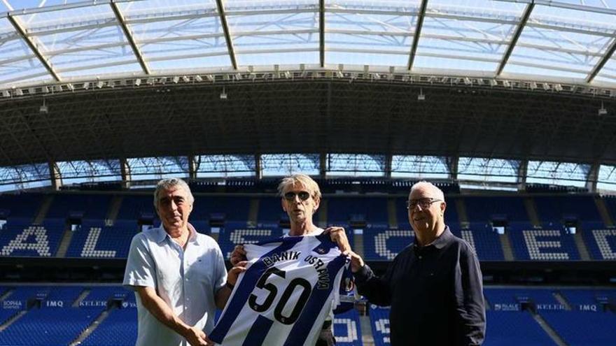 Diego Ávarez, Santi Idigoras y Carmelo Amas, en Anoeta, con la camiseta conmemorativa del 50 aniversario. / R.S.