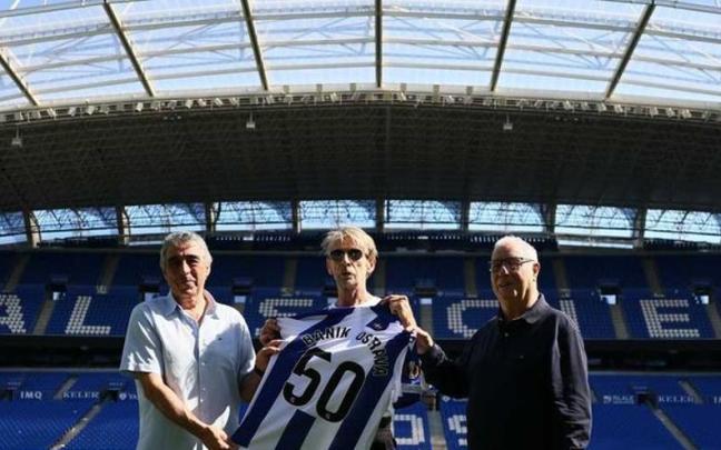 Diego Ávarez, Santi Idigoras y Carmelo Amas, en Anoeta, con la camiseta conmemorativa del 50 aniversario. / R.S.