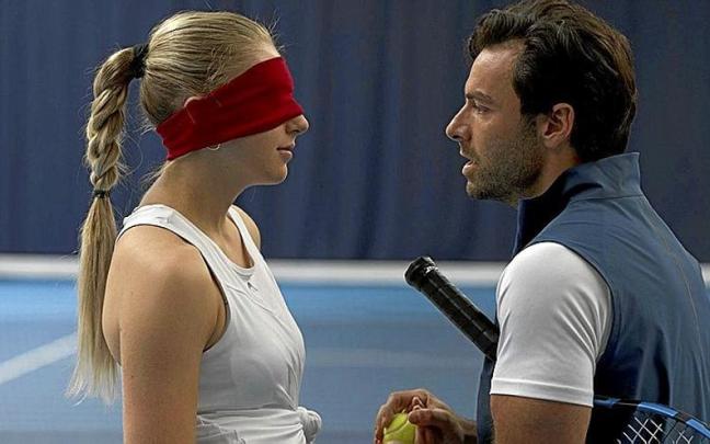 Ella Lily Hyland y Aidan Turner, en una escena de la miniserie ‘Golpe de revés’. | FOTO: MOVISTAR+