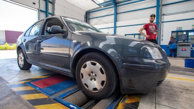 Un coche, pasando la ITV.